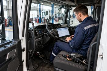 Как отключить AdBlue самому: механик подключает ноутбук к грузовику